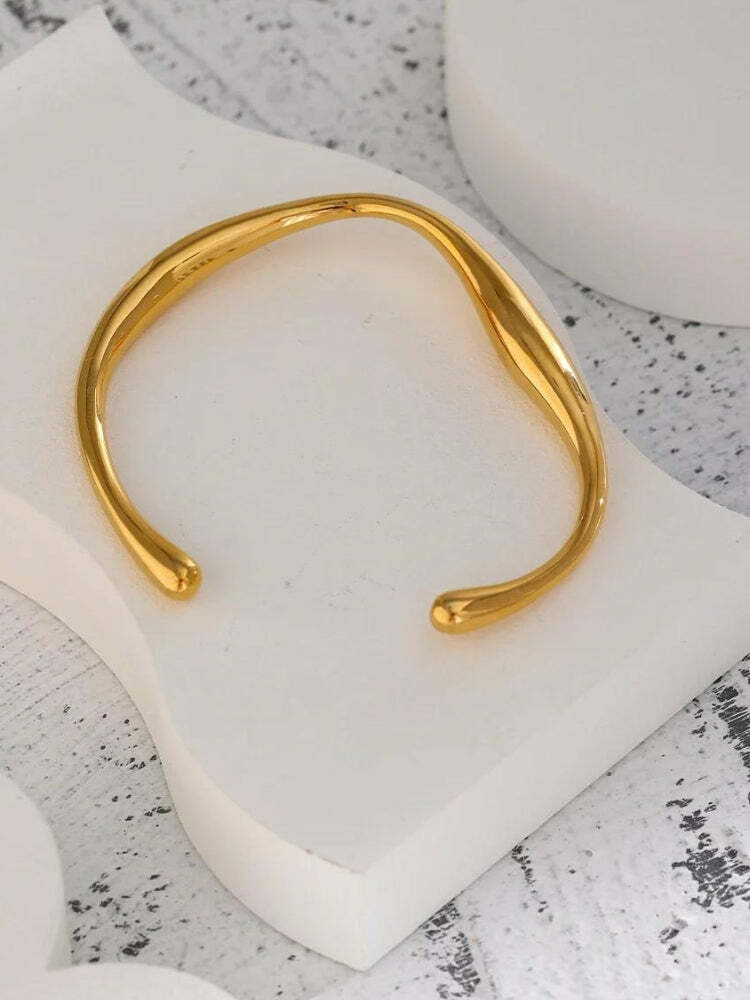 Chic Gold Bangle Bracelet for Aesthetic Coquette & Y2K Fashion Lovers