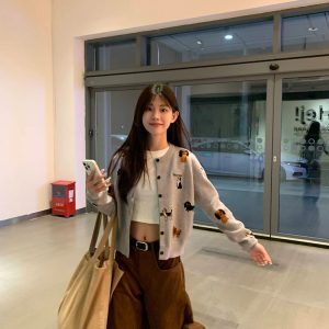 2024 American Vintage Dog Embroidery Knitted Cardigan Sweater for Women, Slimming Autumn Short Jacket, Cozy Y2K Style