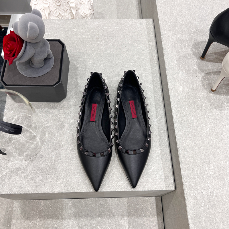 All-Black Matte Studded Genuine Leather Pointed Flat Shoes for Spring & Autumn - Trendy Y2K Style Footwear
