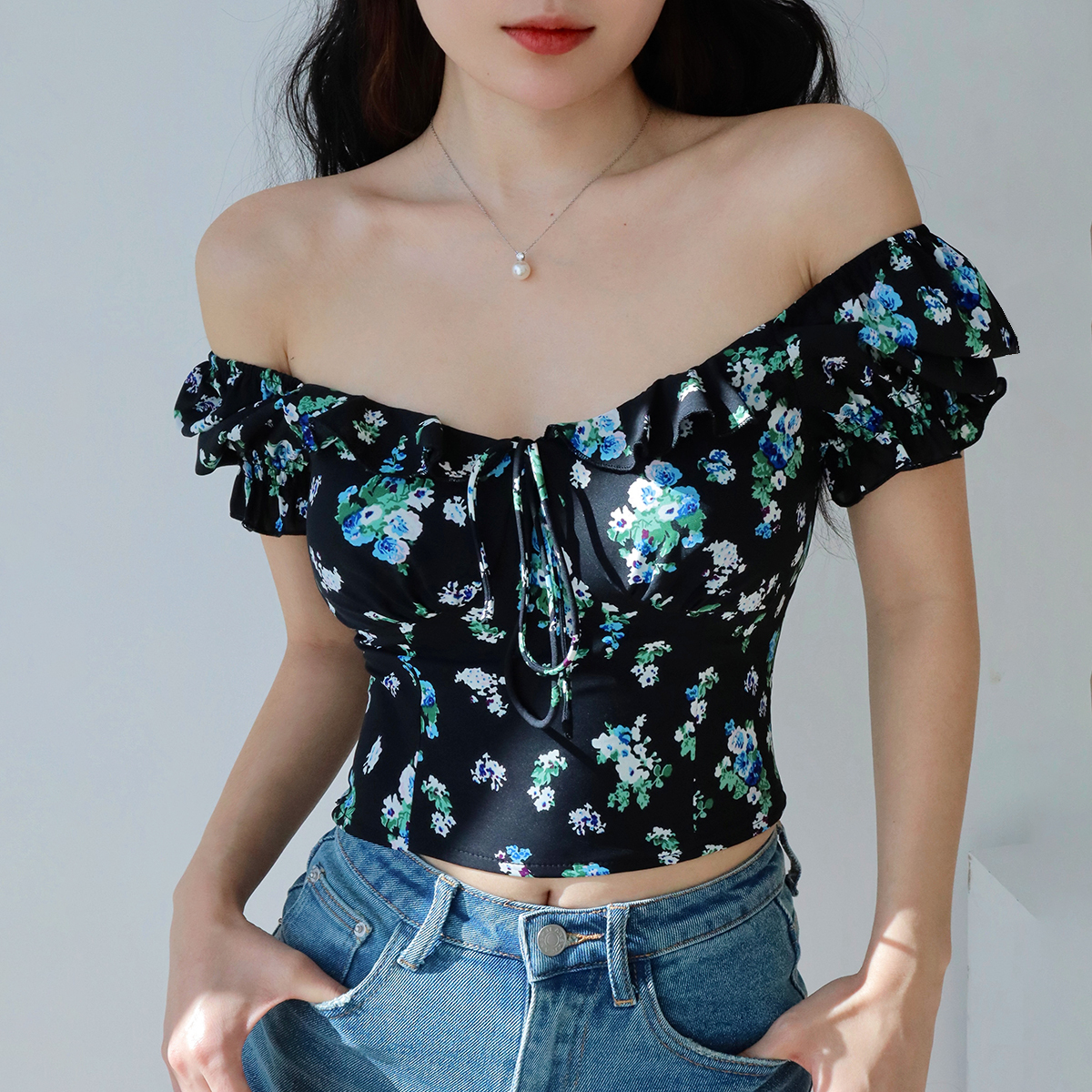 Black Floral Square Neck Short Sleeve T-Shirt - Sexy Slim Fit Top for Fresh Girl Style, Perfect for Y2K and 90s Fashion Trends