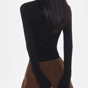 Black Slim Fit Long Sleeve T-Shirt for Women with Half Open Collar and Straight Shoulders – 2025 Early Spring Fashion Essential