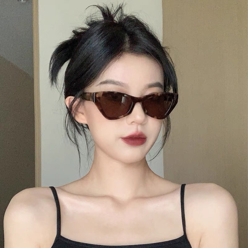 Cat-Eye Leopard Print Sunglasses for Women, Tortoiseshell Retro Glasses for Round Faces, Trendy European American Style