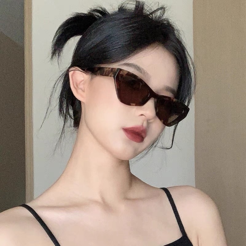 Cat-Eye Leopard Print Sunglasses for Women, Tortoiseshell Retro Glasses for Round Faces, Trendy European American Style