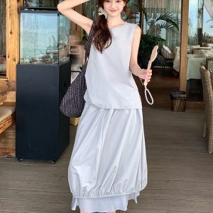 Chic 2-Piece Set - 90s Inspired Crop Top and High-Waisted Skirt, Perfect for Everyday Wear and Special Occasions