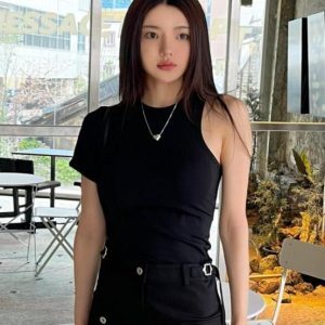 Fitted Off-Shoulder Round Neck White Short-Sleeve T-Shirt for Women - Korean Style Summer Slimming Half-Sleeve Top