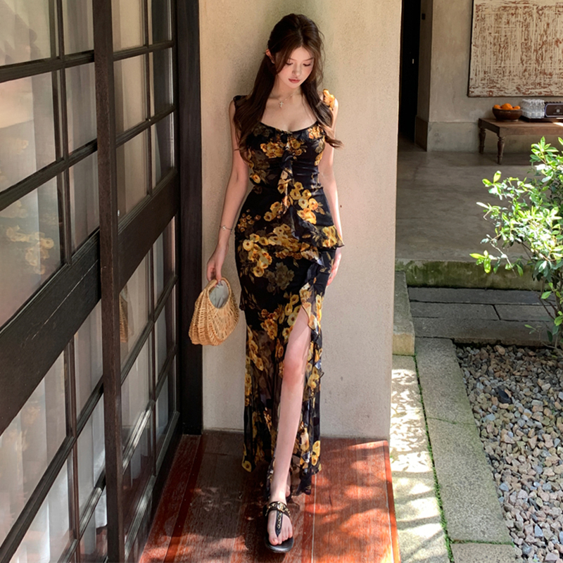 French Vintage Floral Ruffled Square-Neck Dress with Waist-Cinching Effect and Vacation-Style Split Long Skirt