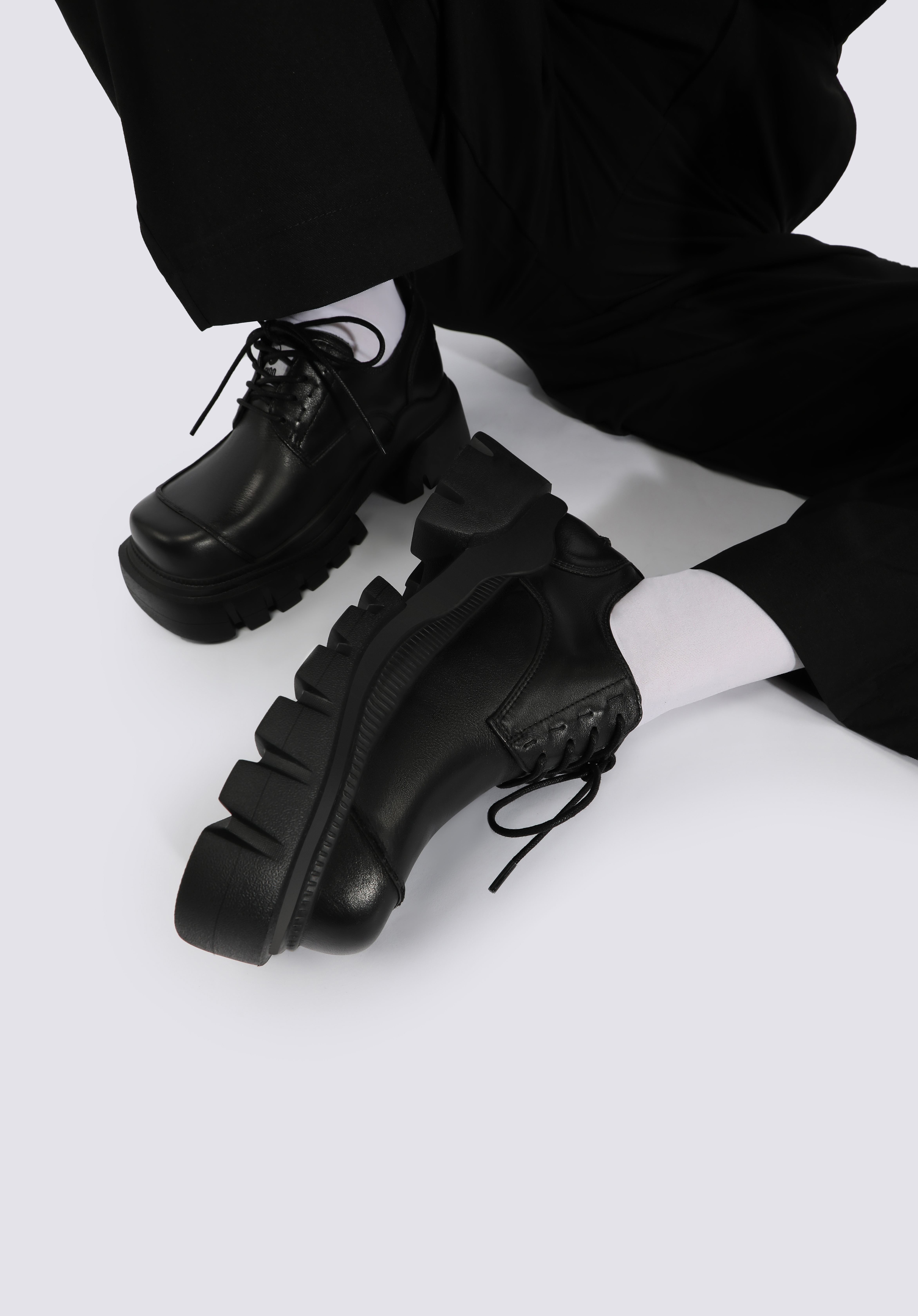 Gender-Neutral Thick-Soled Black Leather Shoes for Women - Retro British Style Spring/Summer 2025