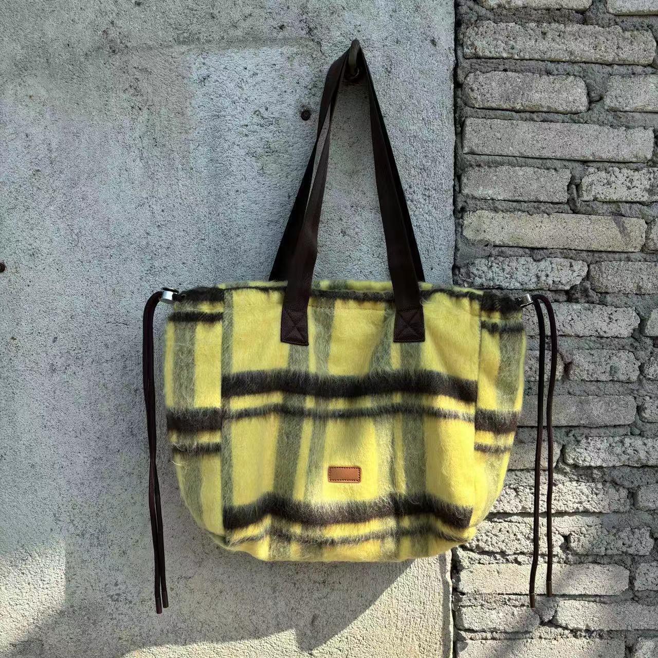 Handmade Retro Plaid Shoulder Bag for Autumn & Winter, Versatile Large Capacity Woolen Tote for Students in Japan & South Korea