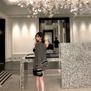 High-End Flower Gray V-Neck Thick Knit Color-Block Cardigan - Fashion Focus D Series, Trendy Layering for Y2K and Korean Style