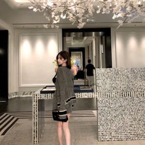 High-End Flower Gray V-Neck Thick Knit Color-Block Cardigan - Fashion Focus D Series, Trendy Layering for Y2K and Korean Style