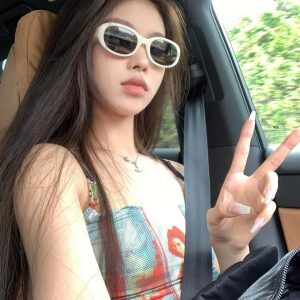 High-End Oval Frame White Sunglasses for Women - 2024 UV Protection Beach Sunglasses, Fashionable Face-Covering Style