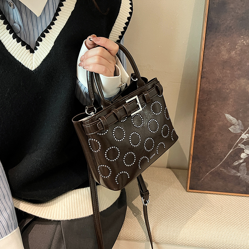 High-End Red Crossbody Bag for Women - Versatile Autumn/Winter 2024 Small Tote, Trendy Handheld Fashion Accessory