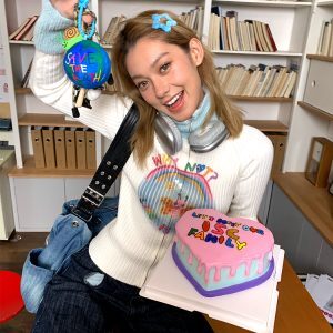 High-Neck Zipper Slim-Fit Knitted Cardigan with Original Graffiti Print for Trendy Y2K Style