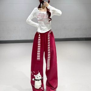 Jazz Dance Outfit for Girls: White Letter Short Top with Burgundy Cartoon Straight-Leg Sweatpants, Trendy Streetwear Look