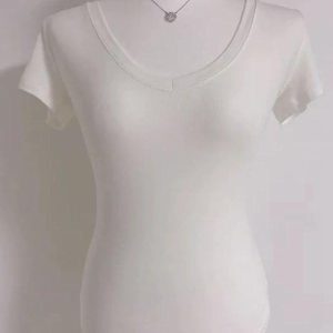 Korean Slim-Fit V-Neck White T-Shirt for Women, Short Sleeve Body-Hugging Summer Top, Versatile and Flattering Design