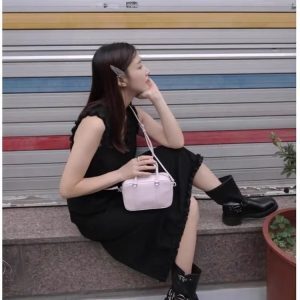Korean-Style Retro College Tote Bag - Trendy High-Quality Boston Bag with Niche Design for Fashionable Looks