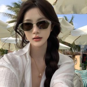 Korean-Style Retro Small Ice Cube Sunglasses for Women - Square Frame, Flattering for Round Faces, Fashionable UV Protection Eyewear
