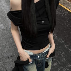 Korean Style Slim-Fitting White Basic T-Shirt for Women with Diagonal Off-Shoulder Design and Short Sleeves, Summer Versatile Top