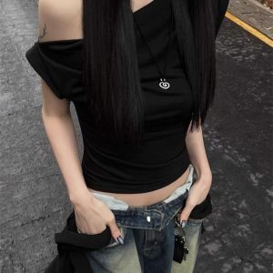 Korean Style Slim-Fitting White Basic T-Shirt for Women with Diagonal Off-Shoulder Design and Short Sleeves, Summer Versatile Top