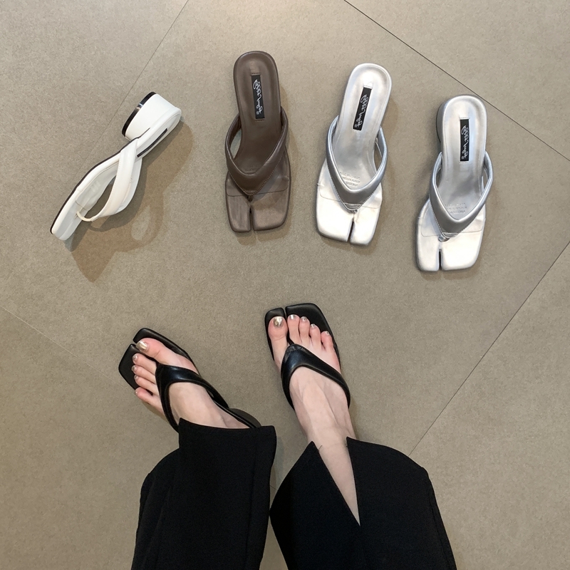 Korean Style Summer Thin Strap Black Flip-Flops for Women with Square Toe and Chunky Heel Beach Sandals
