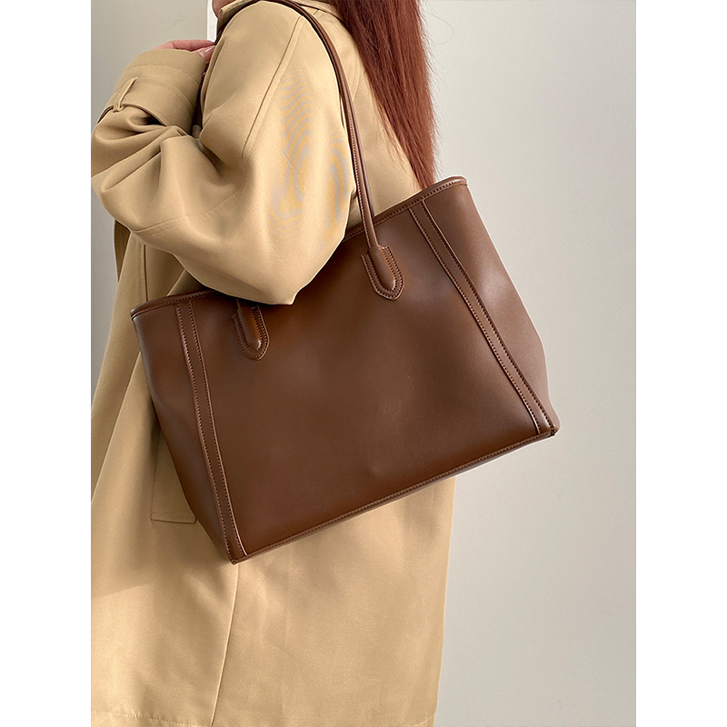 Large Capacity Korean Vintage Shoulder Tote Bag for Women - Niche Design Commuting Bag for Spring and Summer