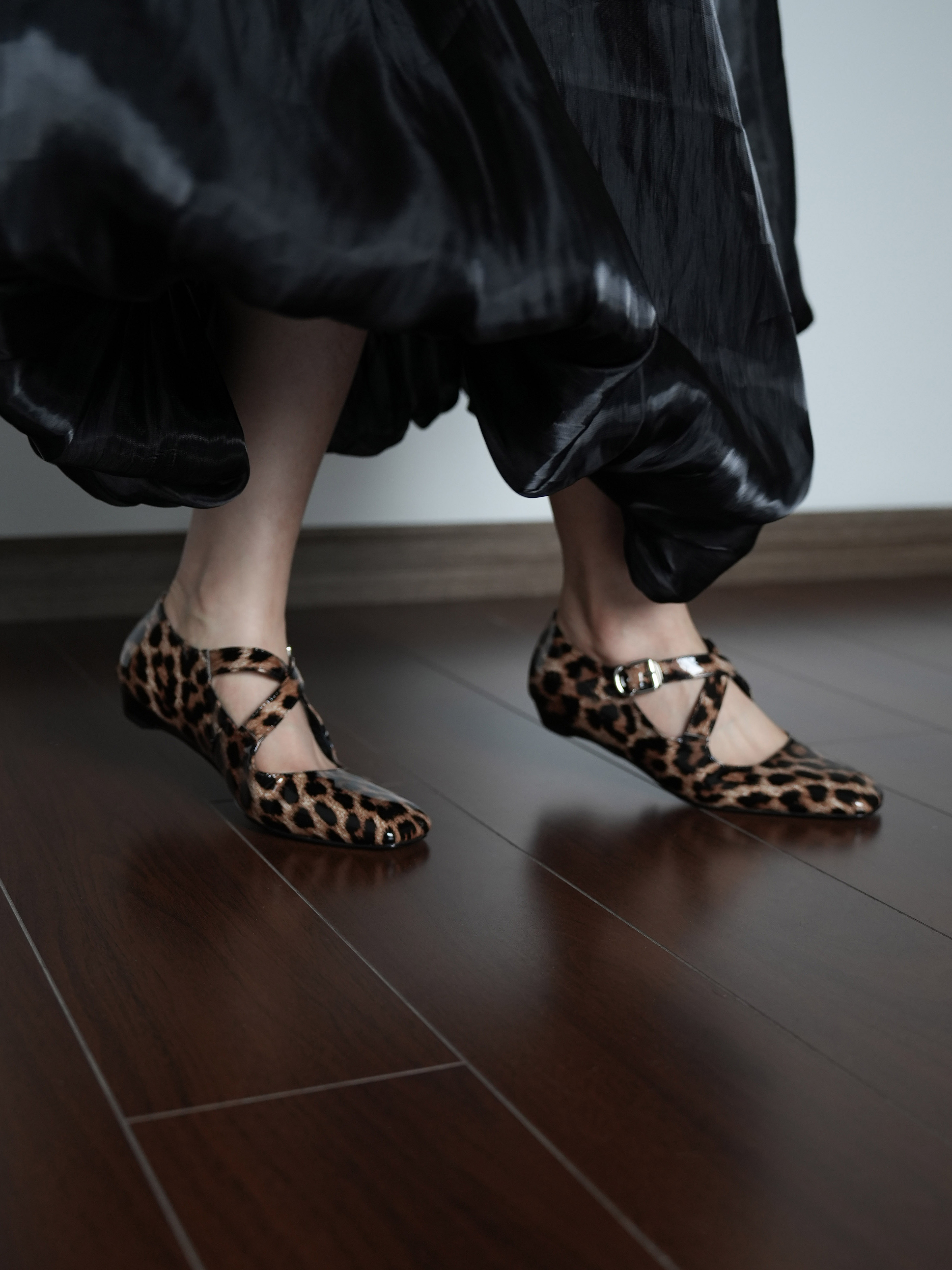 Leopard Print Mary Jane Flat Shoes for Women, Low Heel Cross Strap, Versatile Everyday Style, 2 cm, Ideal for All Seasons