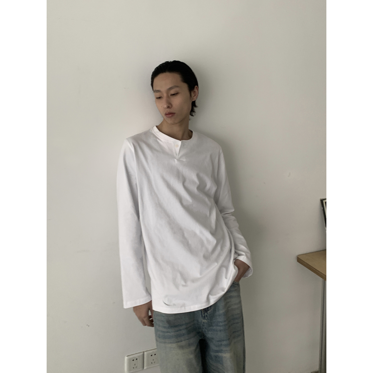 Minimalist Fitted Cotton Henley Long Sleeve T-shirt for Men and Women - American Vintage Commuter Style, Thin Cut, Unisex Fashion