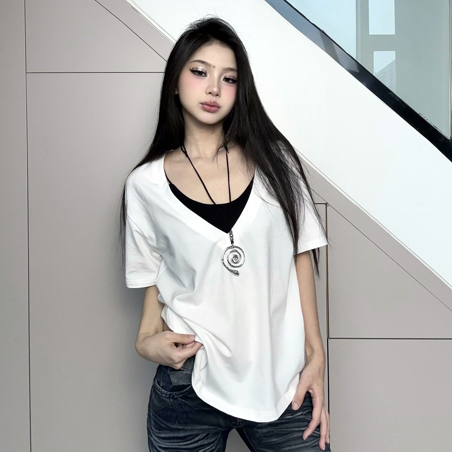 Minimalist Loose V-Neck T-Shirt - Versatile Street Style Layering Top for Trendy Girls - Casual Fashion Essential