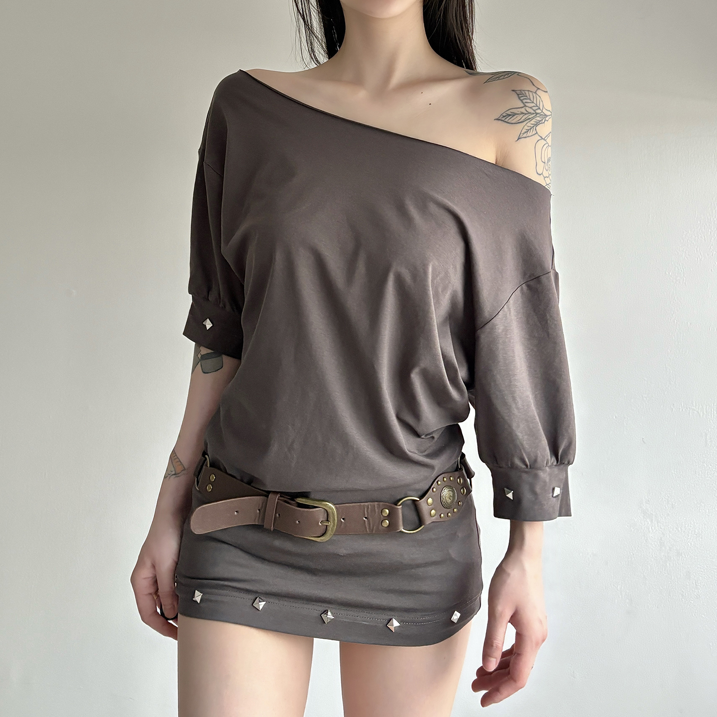 Oversized Off-Shoulder Studded T-Shirt - Casual American Style Short-Sleeved Streetwear Top for Versatile Outfits