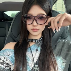 Oversized Wine Red Y2K Retro Sunglasses for Square & Round Faces - Millennial Baddie Style Sun Protection for Street Photography