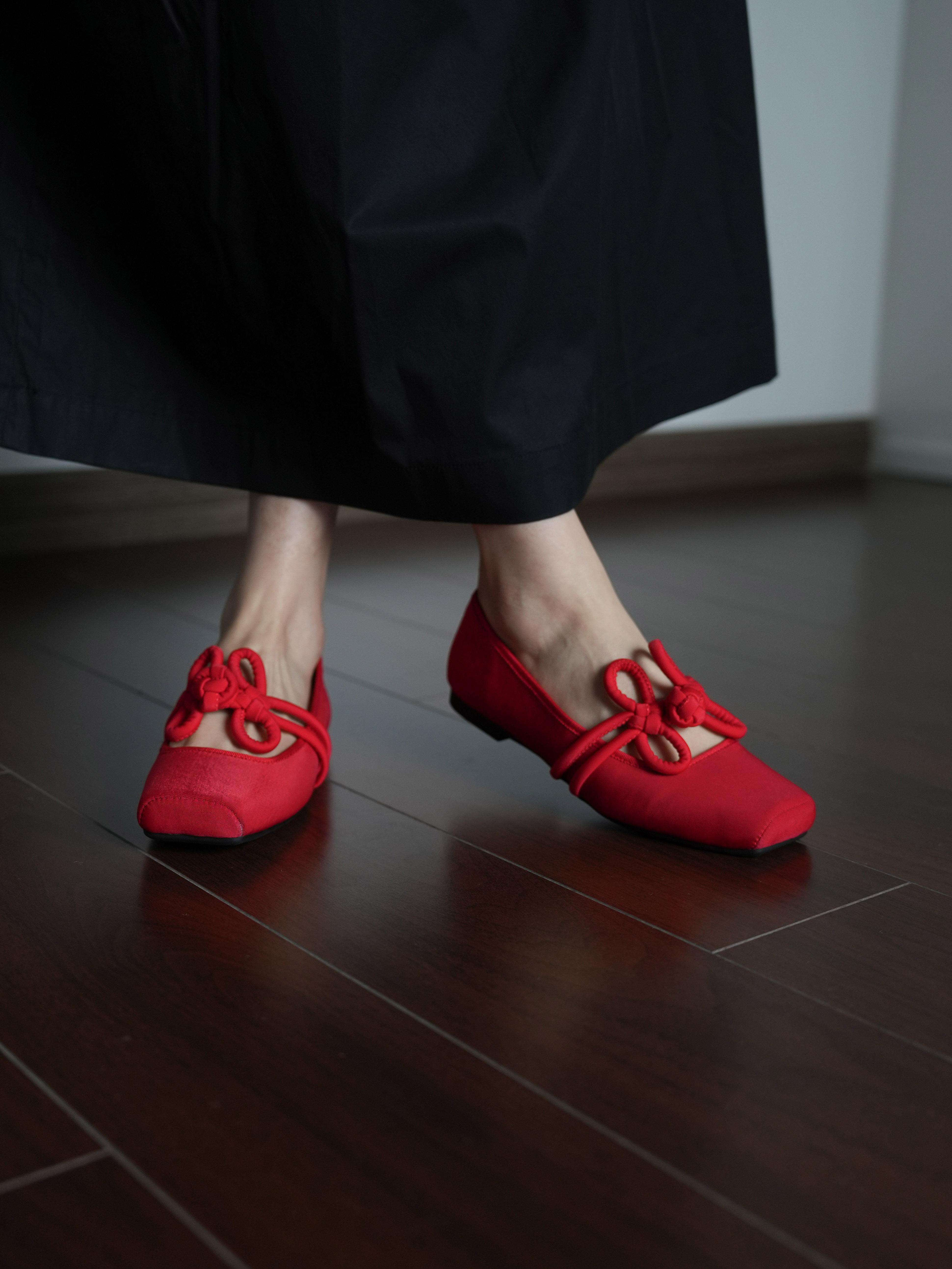 Red Flat Round-Toe Women's Shoes with Bow - Versatile Chinese Knot Design for Spring Weddings and Everyday Wear
