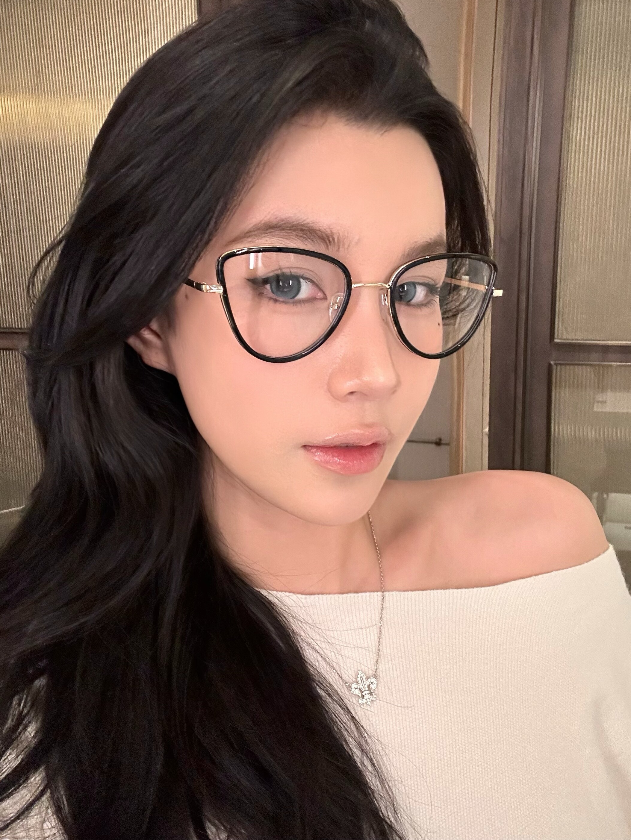 Retro Cat-Eye Anti-Blue Light Prescription Glasses for Women - Trendy Black Metal Frame, Flattering for Round & Oval Faces