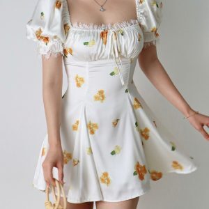Retro Floral Lace Square Neck Puff Sleeve Slimming Waist-Defining Dress for Women - Perfect for Vacation and 90s Style