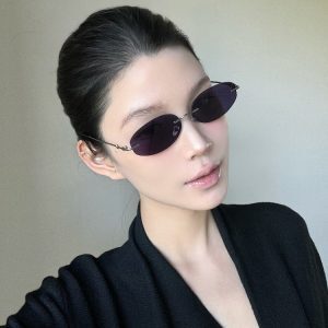 Retro Frameless Purple Small Oval High-End Sunglasses for Trendy Girls - European American Style, Perfect for Small Faces and Street Photography.