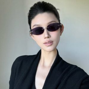 Retro Frameless Purple Small Oval High-End Sunglasses for Trendy Girls - European American Style, Perfect for Small Faces and Street Photography.