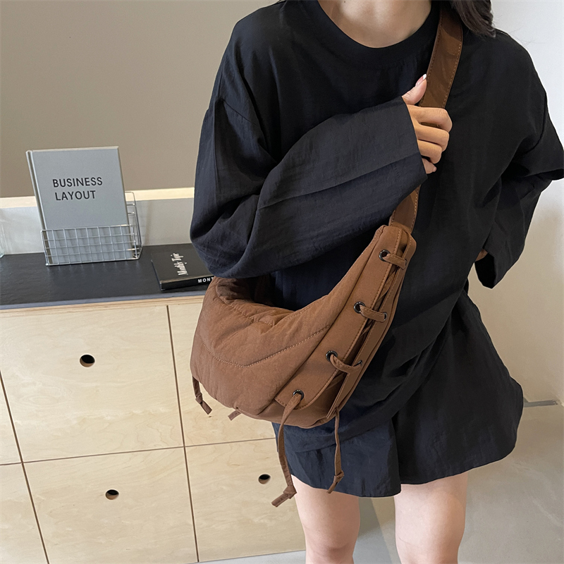 Retro Horn-Shaped Slouch Bag for Women - Versatile Underarm Dumpling Tote, Large Capacity Fashionable Commuter Bag
