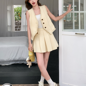 Summer 2025 Women's Yellow Vest Suit with Pleated Skirt - Casual Commuter Style Two-Piece Set for a Youthful Look
