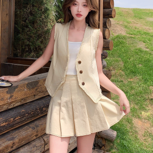 Summer 2025 Women's Yellow Vest Suit with Pleated Skirt - Casual Commuter Style Two-Piece Set for a Youthful Look