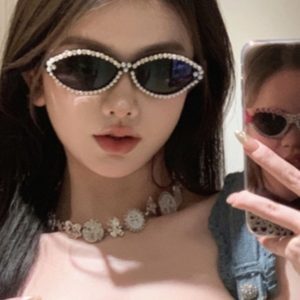 Trendy Cat-Eye Oval Pearl-Studded Diamond Sunglasses for Women, Retro European American Style, Influencer Fashion Accessory