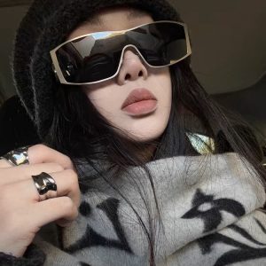 Trendy One-Piece Metallic Sunglasses for Women – High-End European & American Style, Flattering for Round & Square Faces
