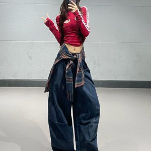 Wine Red Striped Jazz Dance Outfit: Retro Short Tight Top with Navy Quick-Dry Cargo Pants for 90s Inspired Style