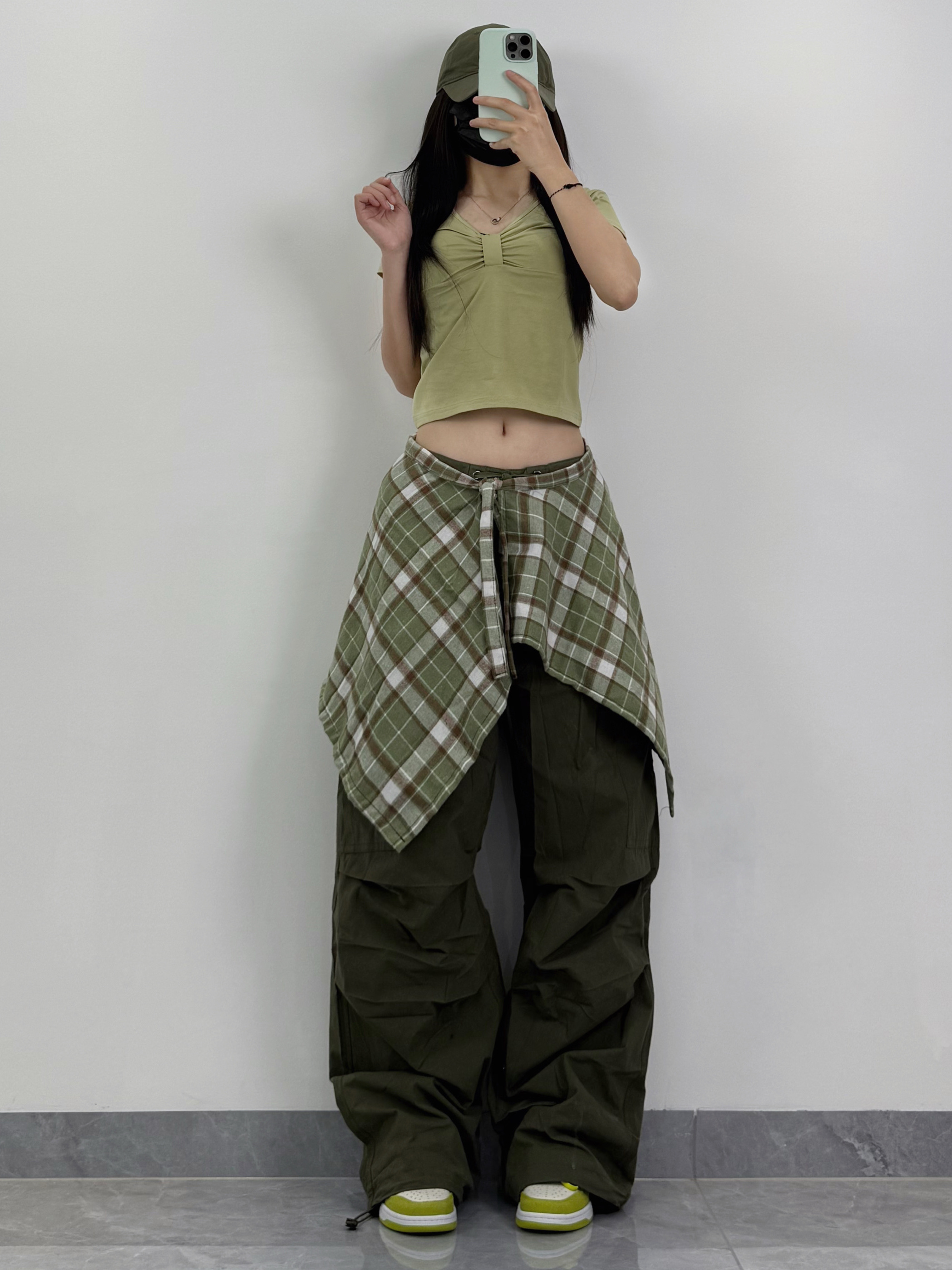 Women's Jazz Dance Outfit with Green Bow Short T-Shirt and Army Green Low Waist Straight Leg Cargo Pants - Y2K Style