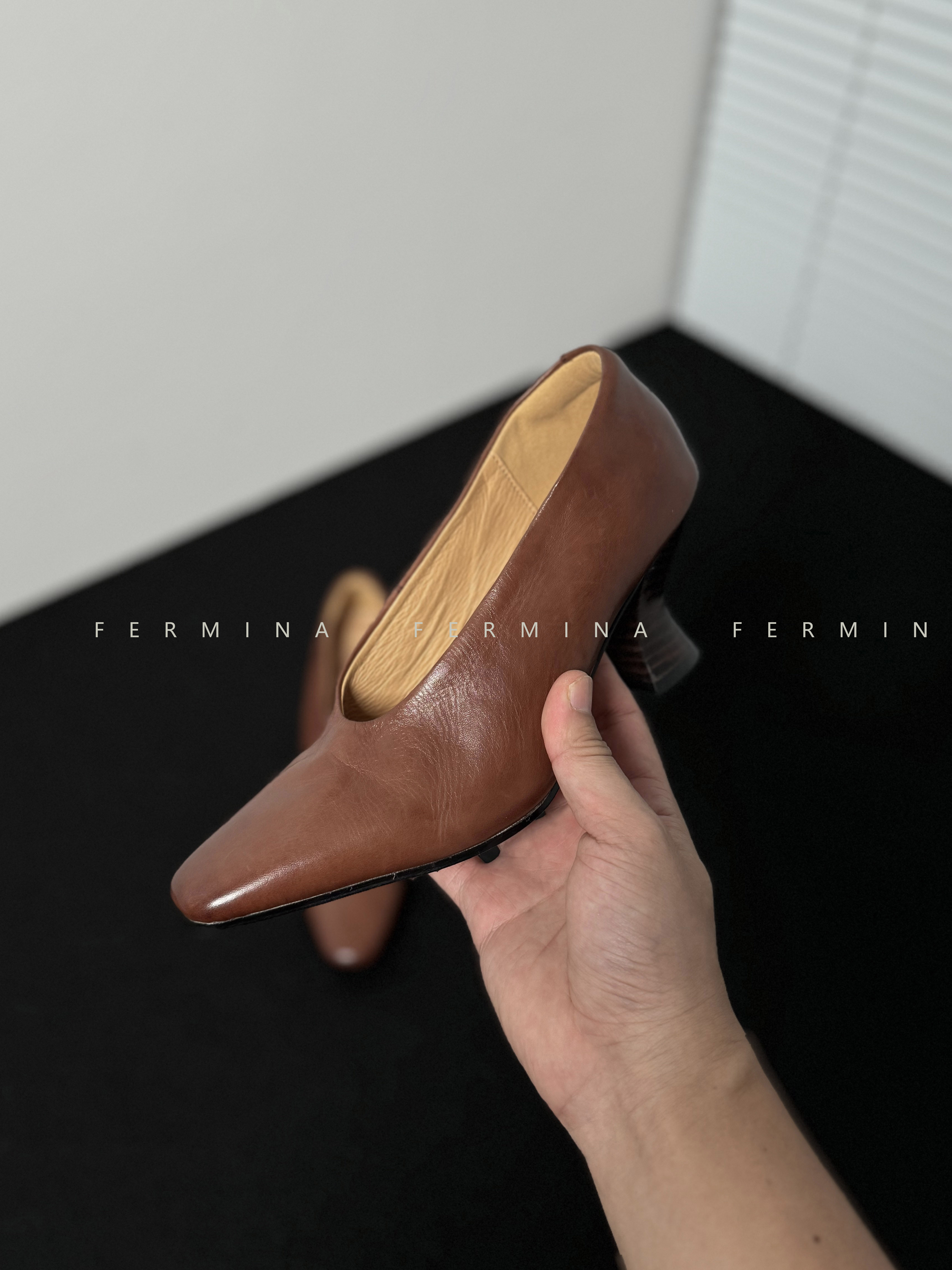 Women's Light Retro Thick Heel Single Shoes - Soft Cowhide Mid Heel Witch Style, Simple Versatile Footwear for Spring
