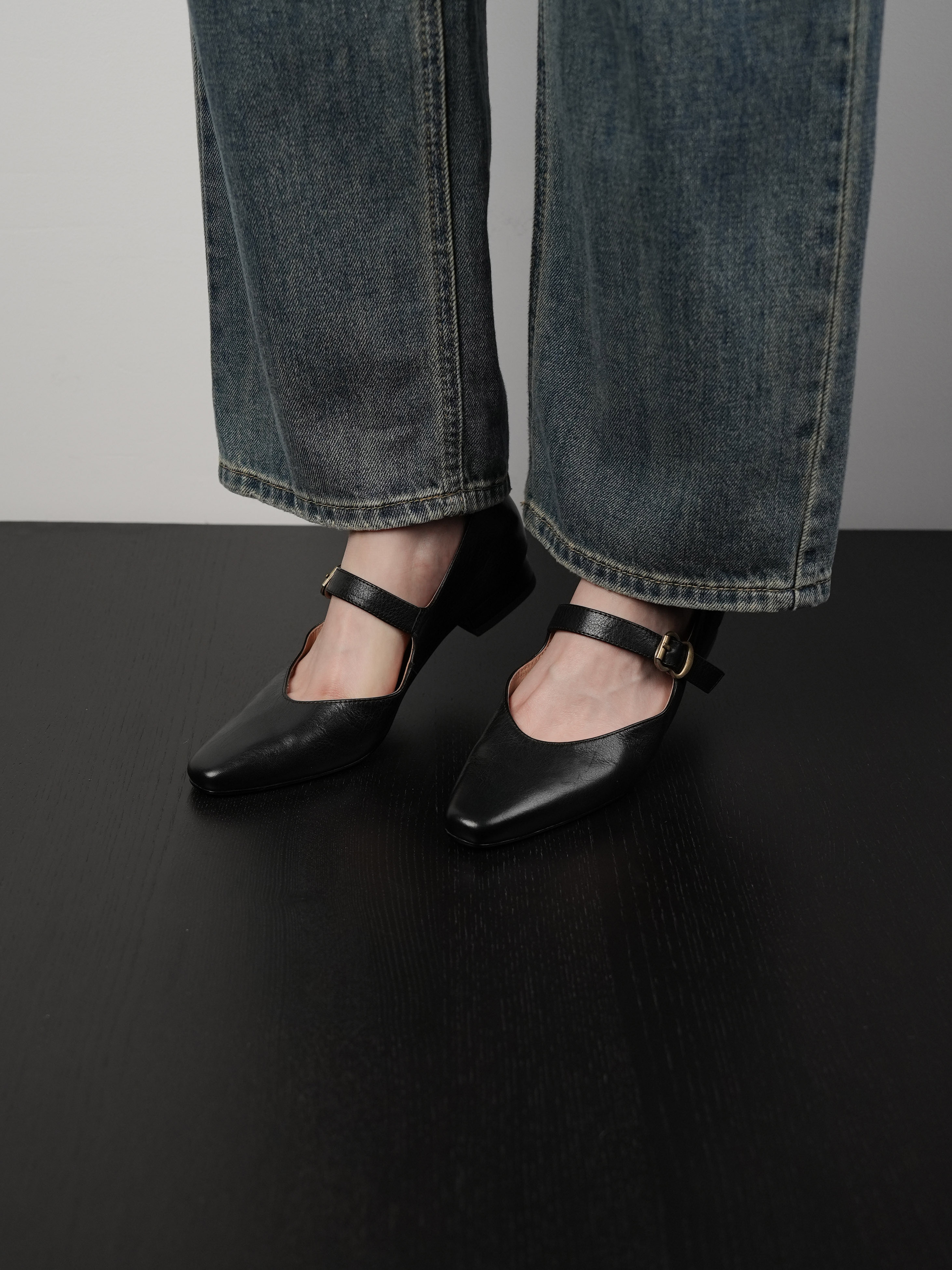 Women's Low-Heeled Mary Jane Shoes with Single Buckle - Retro Flat Commuting Work Shoes for Everyday Style