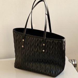 Women's Pleated Shoulder Tote Bag - Large Capacity Commuter Handbag for Spring Summer 2025 - Trendy Niche Design