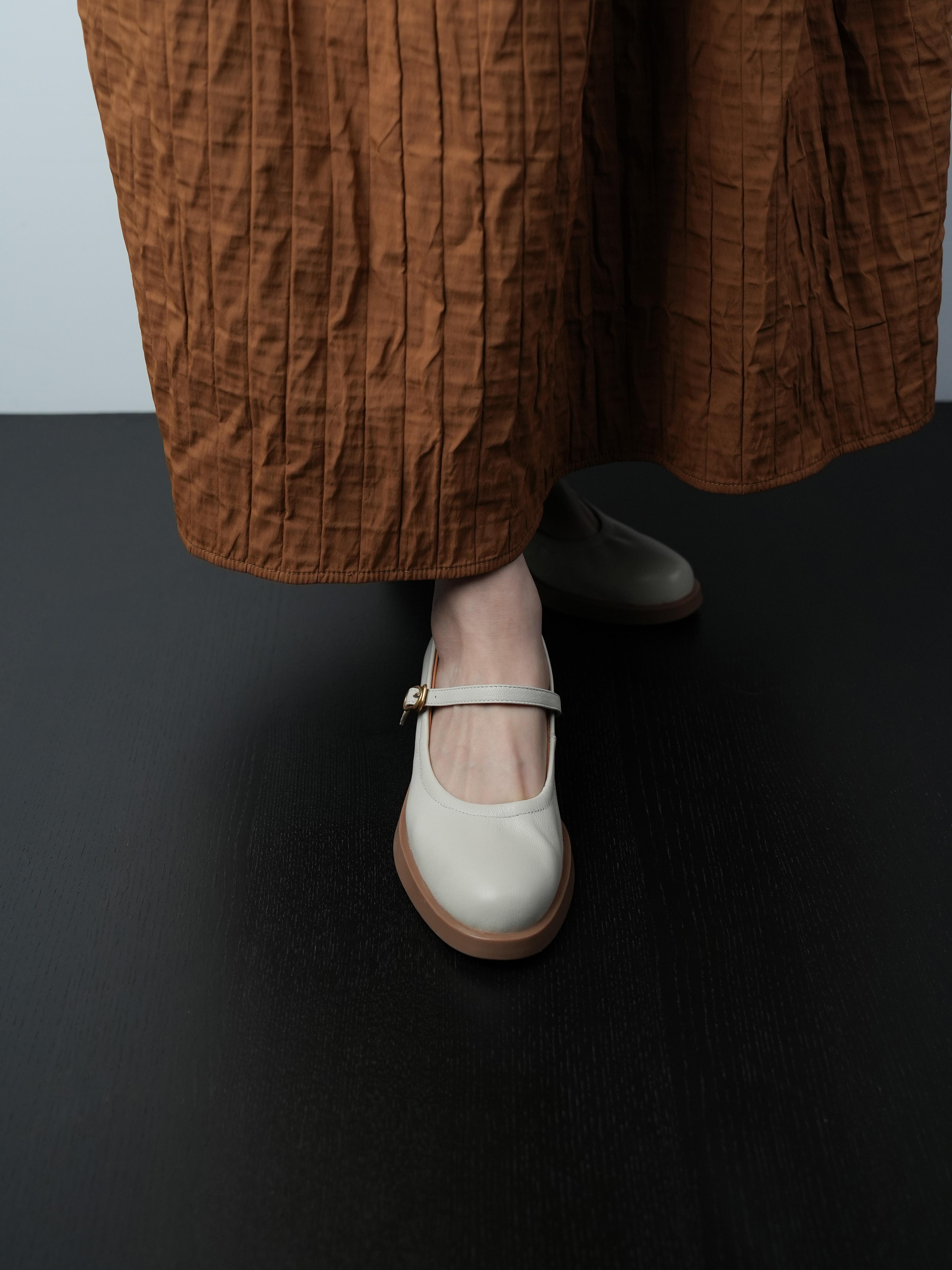 Women's Round-Toe Low-Cut Mid-Heel Soft Leather Mary Jane Shoes with Single Buckle - Elegant Vintage Style Footwear
