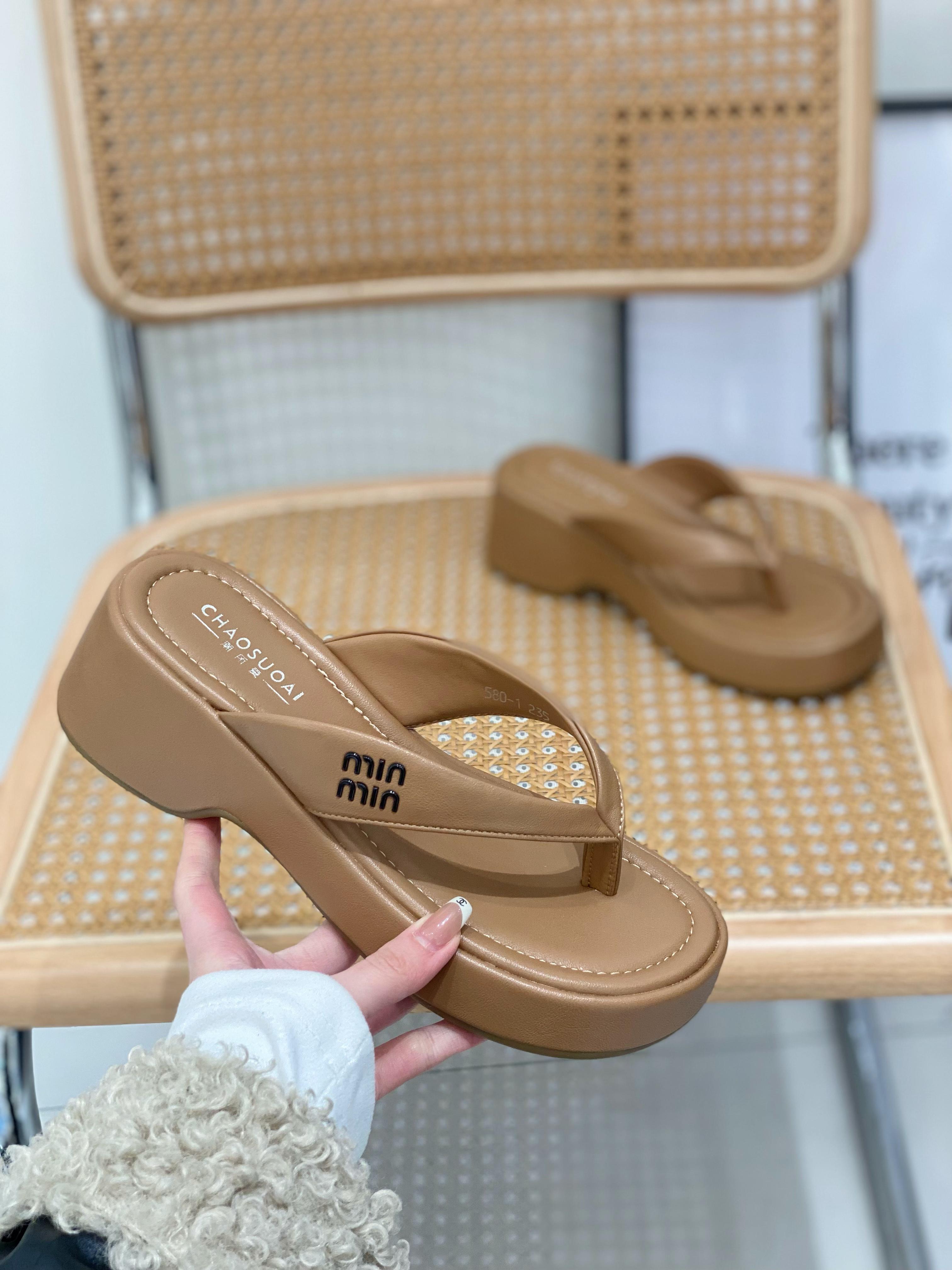 Women's Small Platform Beach Flip-Flops, Thick-Soled Thong Sandals for Summer 2025, Stylish Outdoor Footwear for Seaside