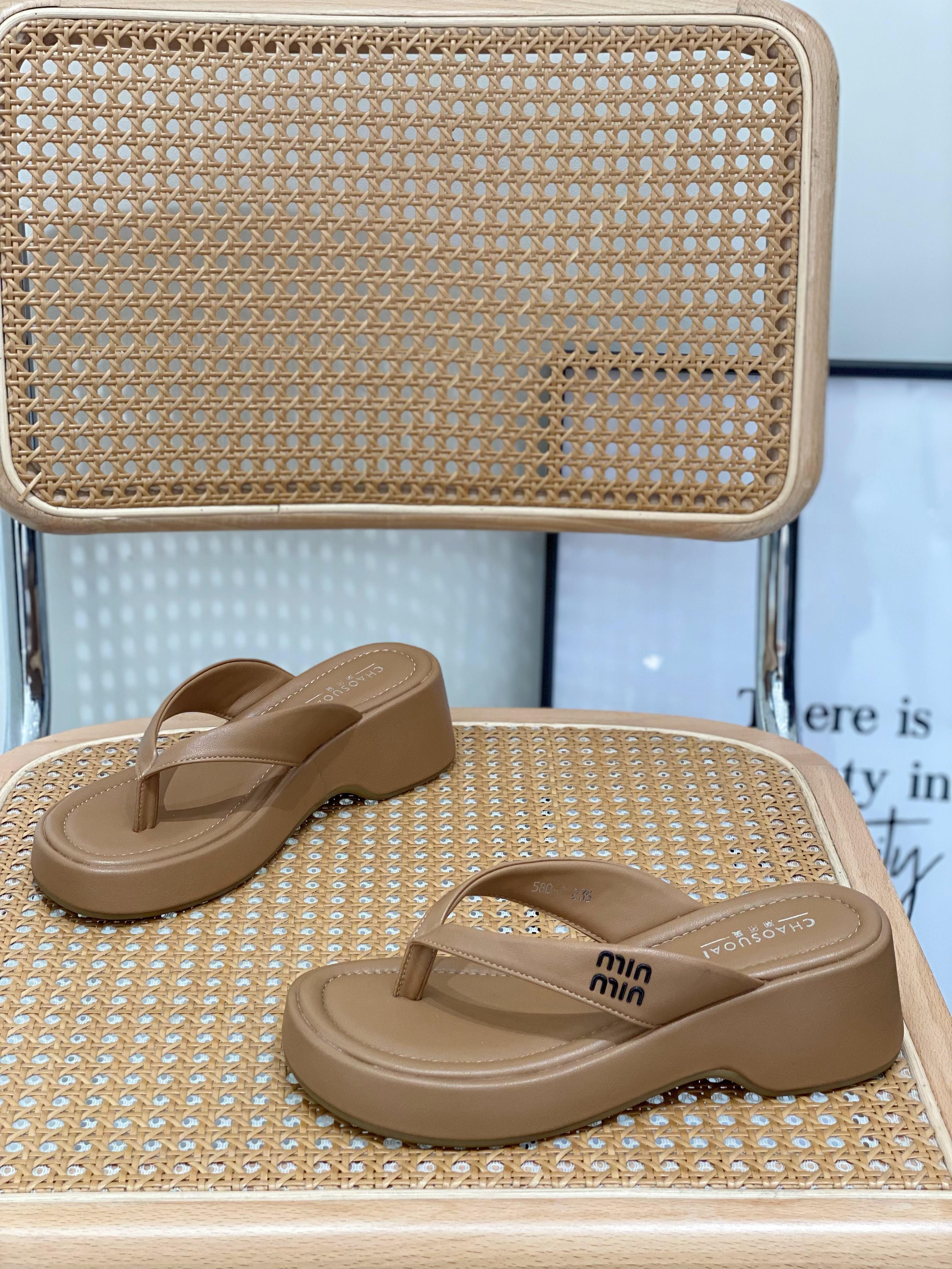 Women's Small Platform Beach Flip-Flops, Thick-Soled Thong Sandals for Summer 2025, Stylish Outdoor Footwear for Seaside
