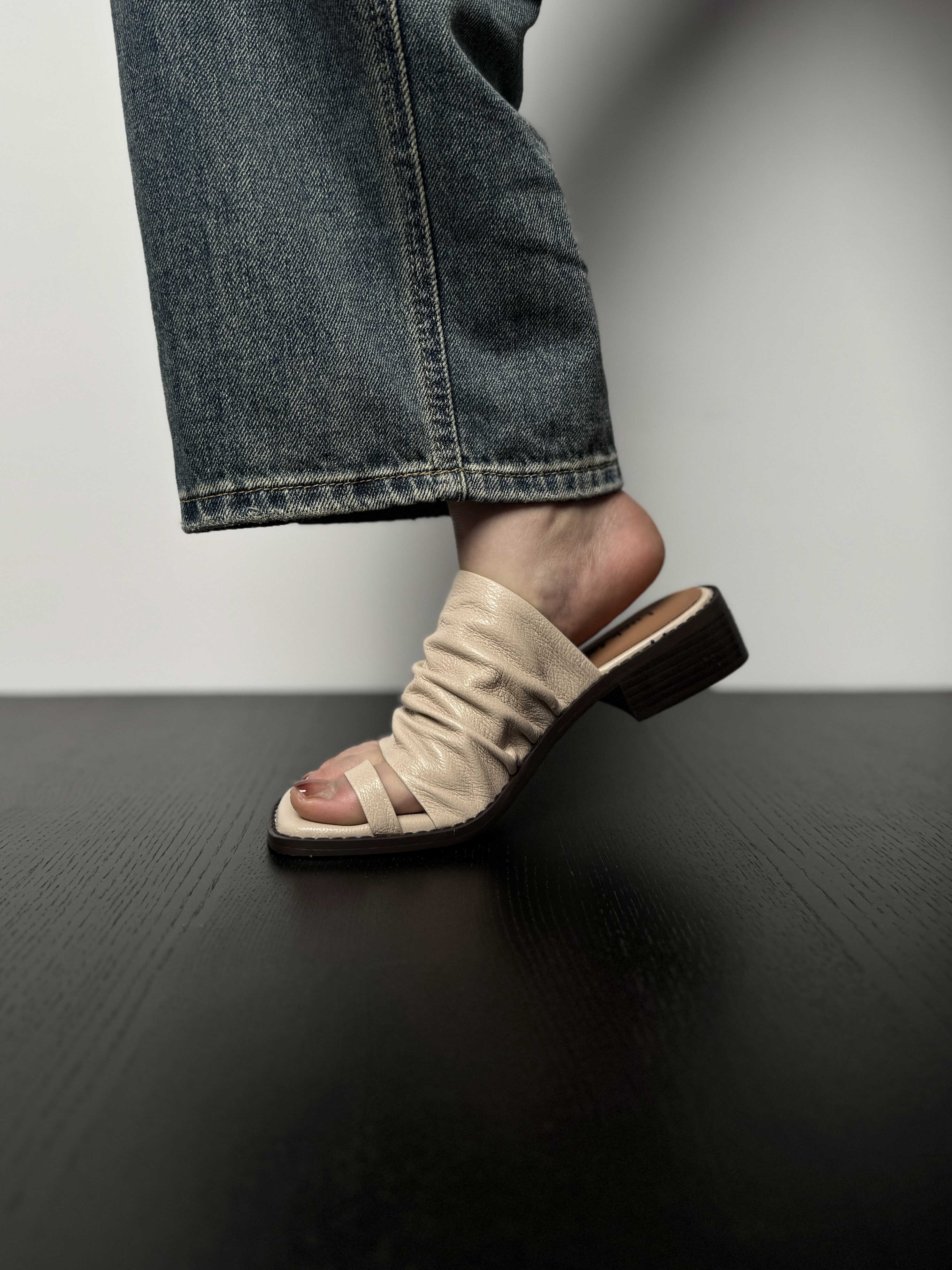 Women's Soft Lambskin Thong Sandals - Wrinkled Design, Slip-On Summer Outdoor Flat Sandals, 2024 Fashion Trend