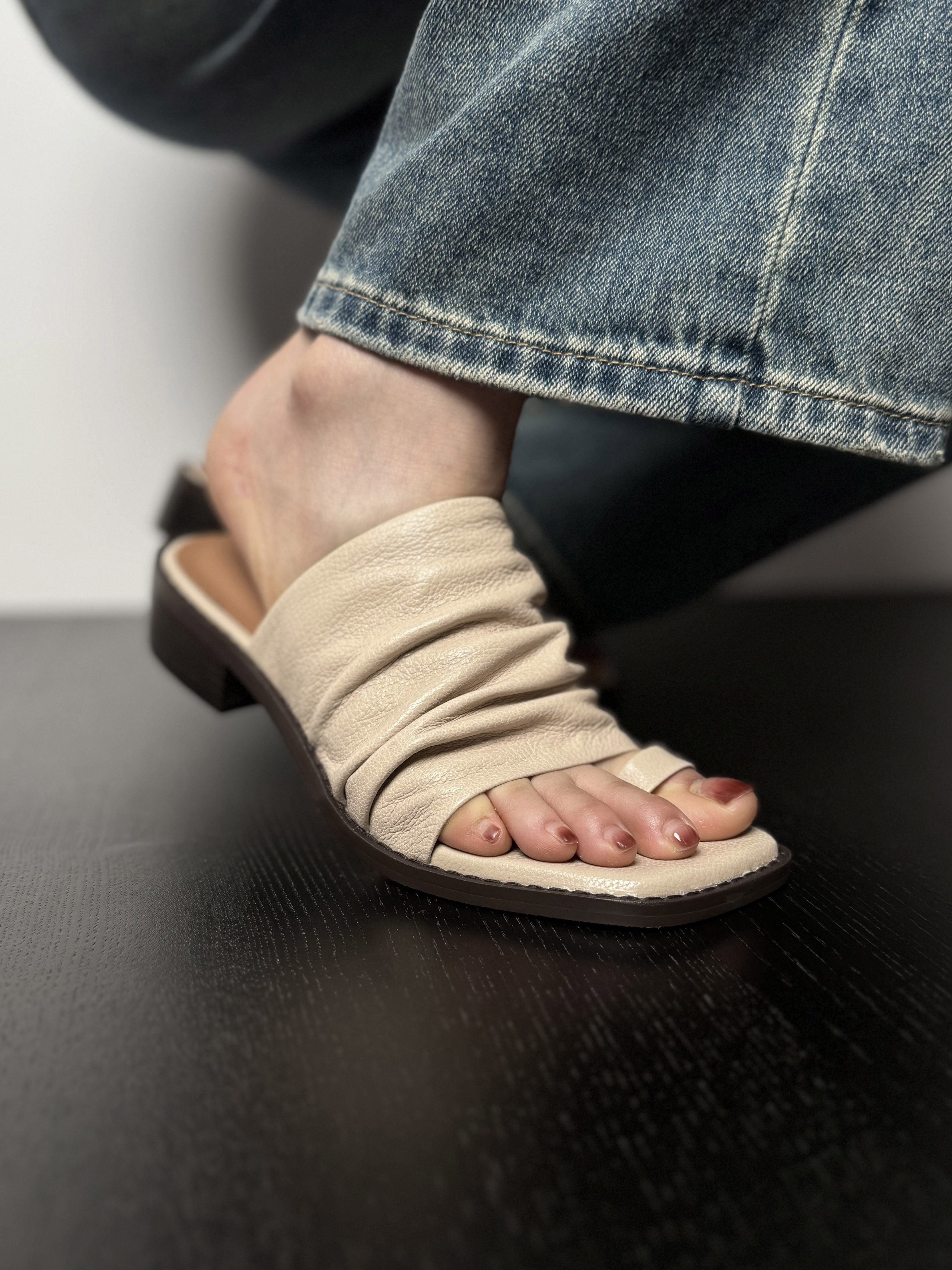 Women's Soft Lambskin Thong Sandals - Wrinkled Design, Slip-On Summer Outdoor Flat Sandals, 2024 Fashion Trend